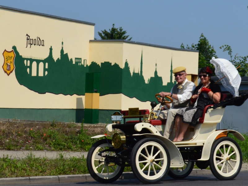 Oldtimer mit Ehepaar Link führt zur Seite Apoldaer Oldtimer-Schlosstreffen