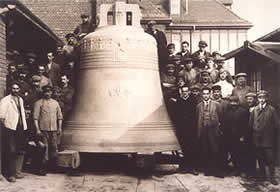 Altes Foto: Eine fertige Glocke Altes Foto: Eine fertige Glocke