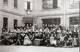 Altes Foto: Die Belegschaft der Firma Max Wiener, 1904