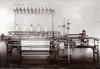 Altes Foto: Jacquard-Noppen-Buntmuster-Strickmaschine der Apoldaer Firma Wilhelm Bach, um 1920