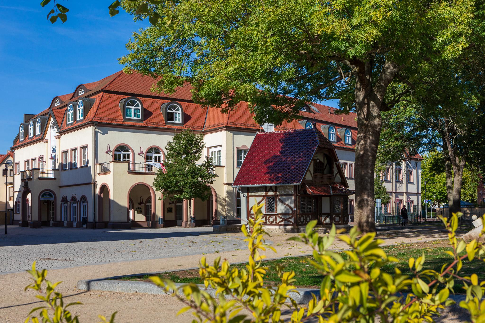 Stadthalle Apolda mit Gartenhäuschen Link führt zur Seite der Stadthalle Apolda