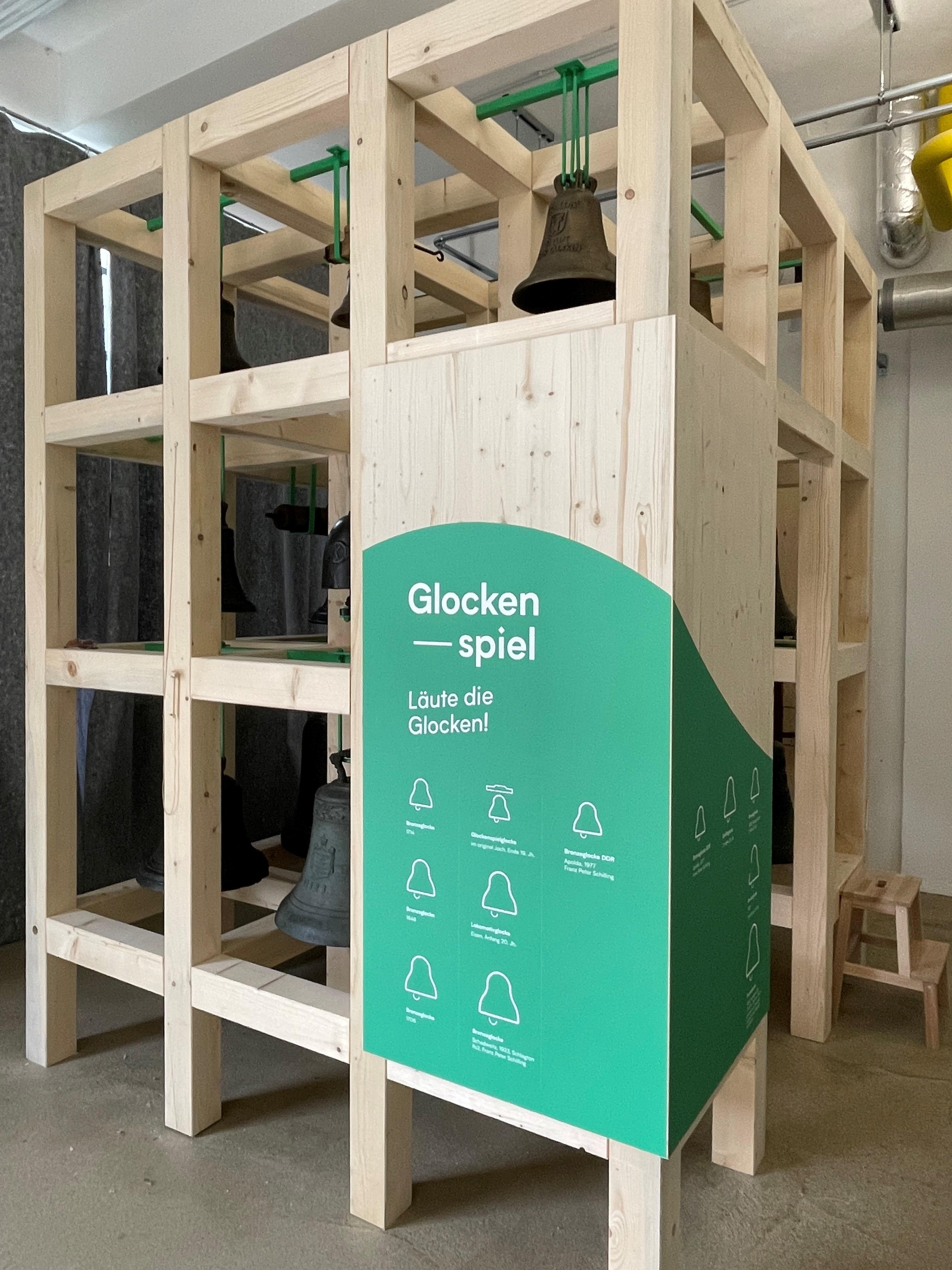 Glockenspiel Glockenspiel im hölzernen Gerüst