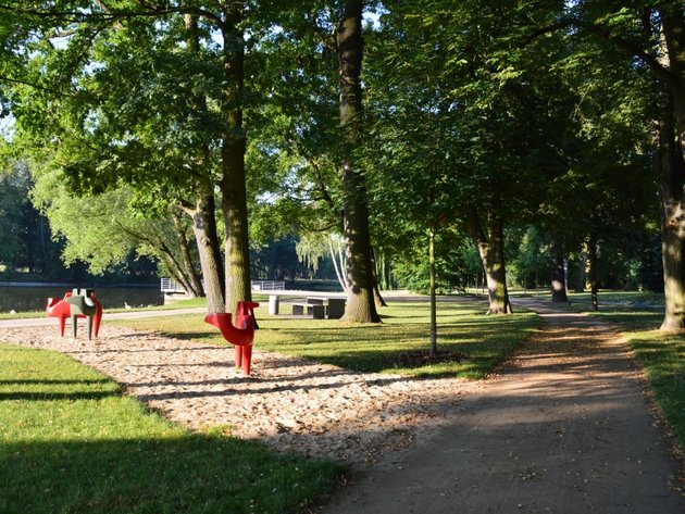 Spiel- und Kletterkamele im Sand