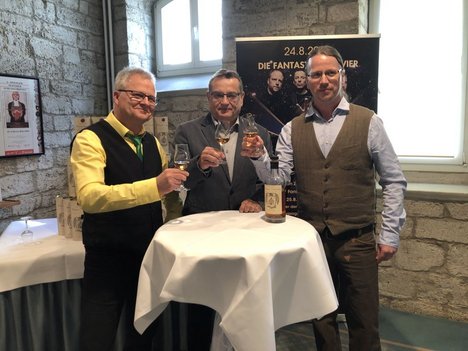 April: Präsentation Jubiläumswhisky