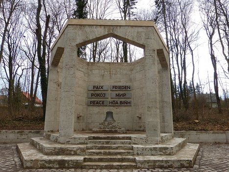 Dezember: Friedensdenkmal