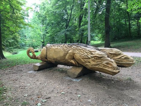 Hölzerne Lindwürmer in der Schötener Promenade